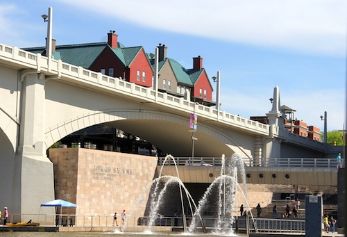 Riverfront fountain on the Tennessee River in Chattanooga, TN Riverfront fountain on the Tennessee River in Chattanooga, TN