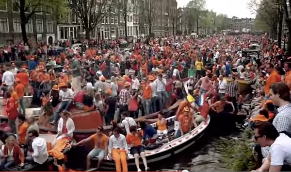 Ten lucky American winners, who took part in a special competition organized by KLM and Heineken, were treated to the ultimate Orange Experience on King’s Day in Amsterdam.